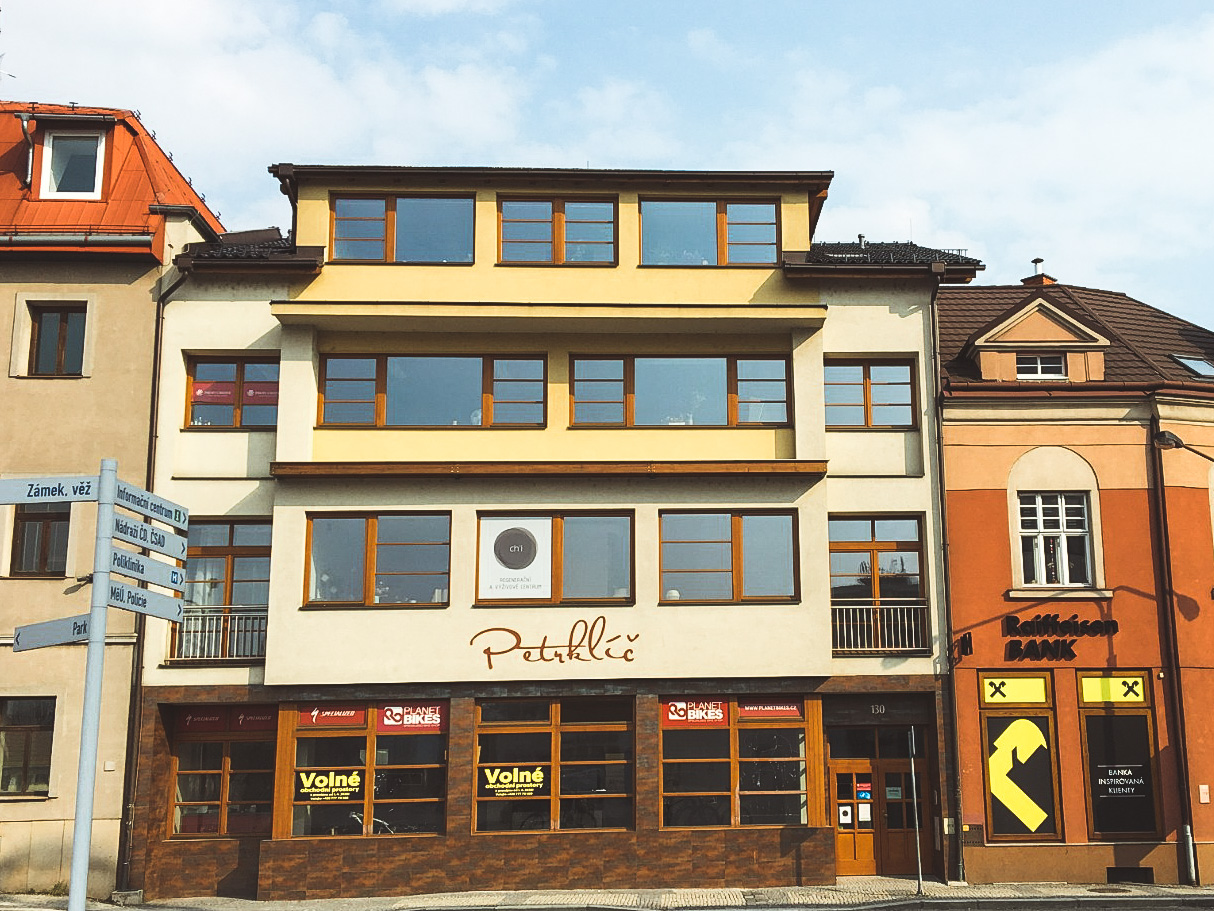 Polyfunkční dům Petrklíč - pohled z ulice